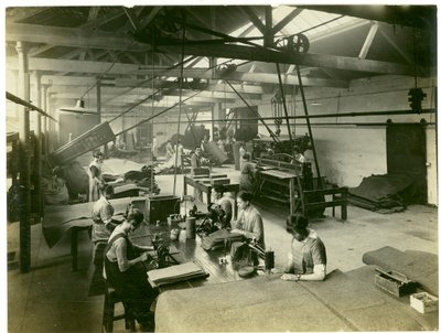 Filzveredelungsabteilung, Long Meadow Mühle, 1923 von English Photographer